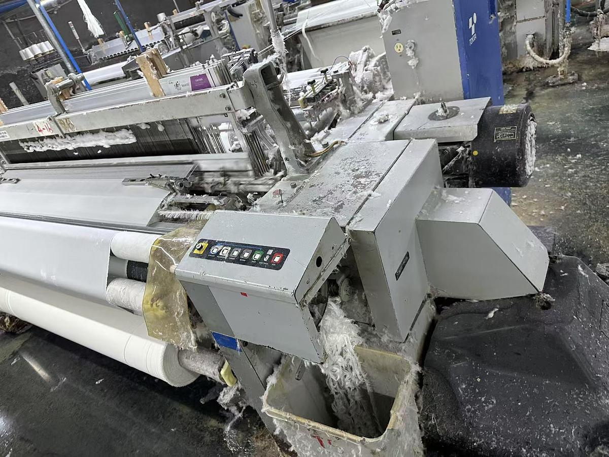 Used Toyota T610 air jet loom for fabric