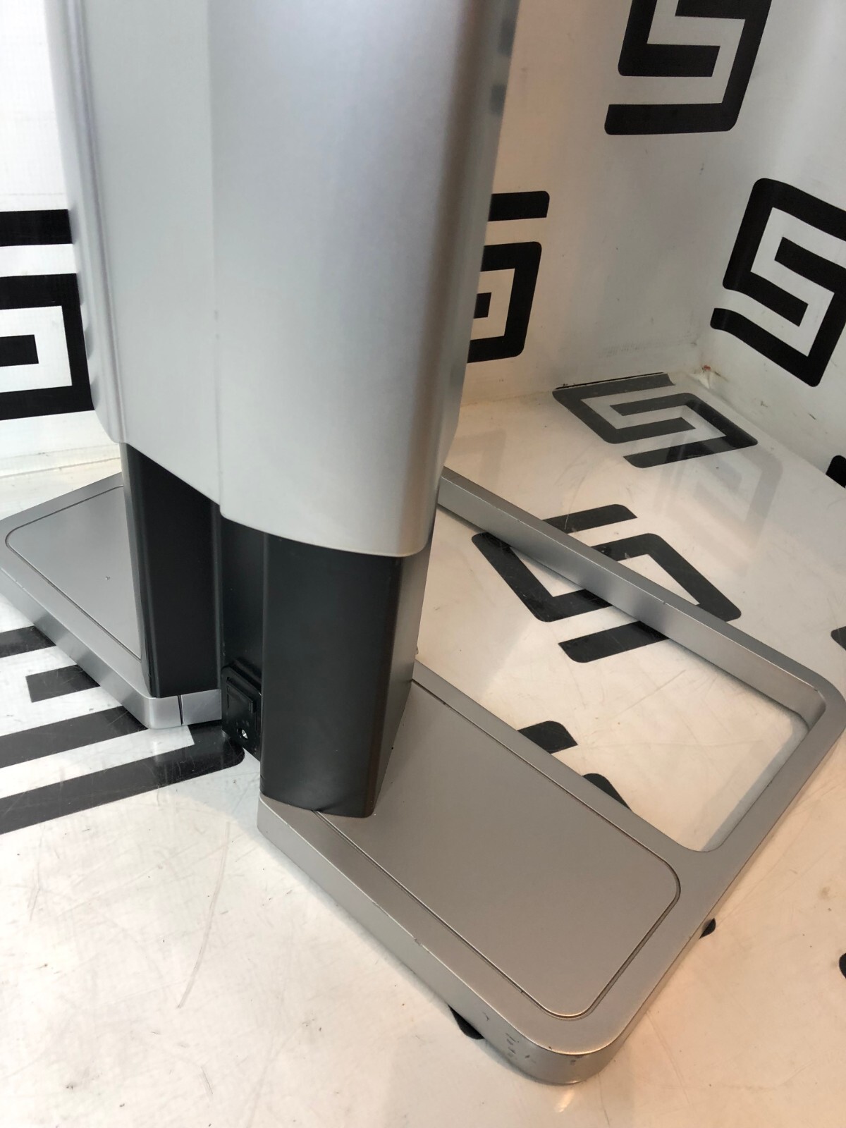 Used Barco MDCC-6130 Display K9302060A Pedestal Stand Monitor Coronis Fusion 6MP 30"