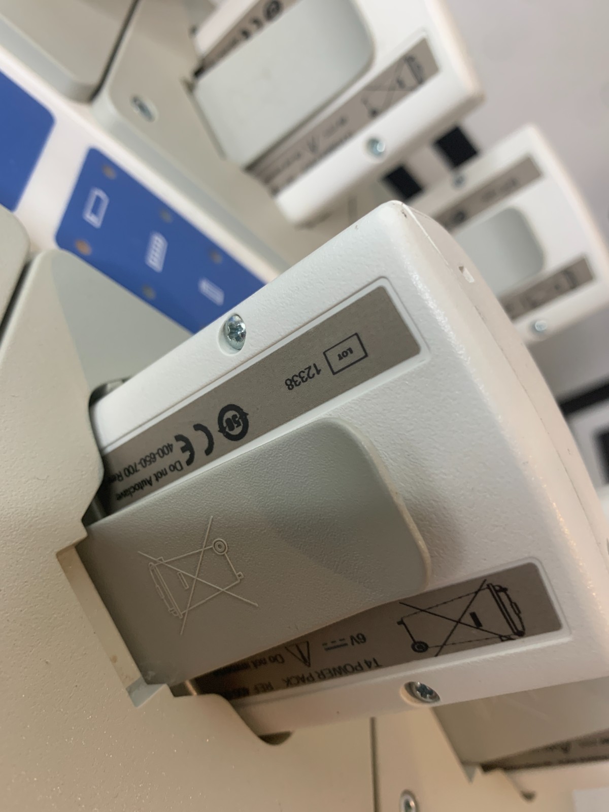 Used STRYKER STERI-SHIELD 0400-655-000 T4 EIGHT STATION BATTERY CHARGER & 5 400-650 B