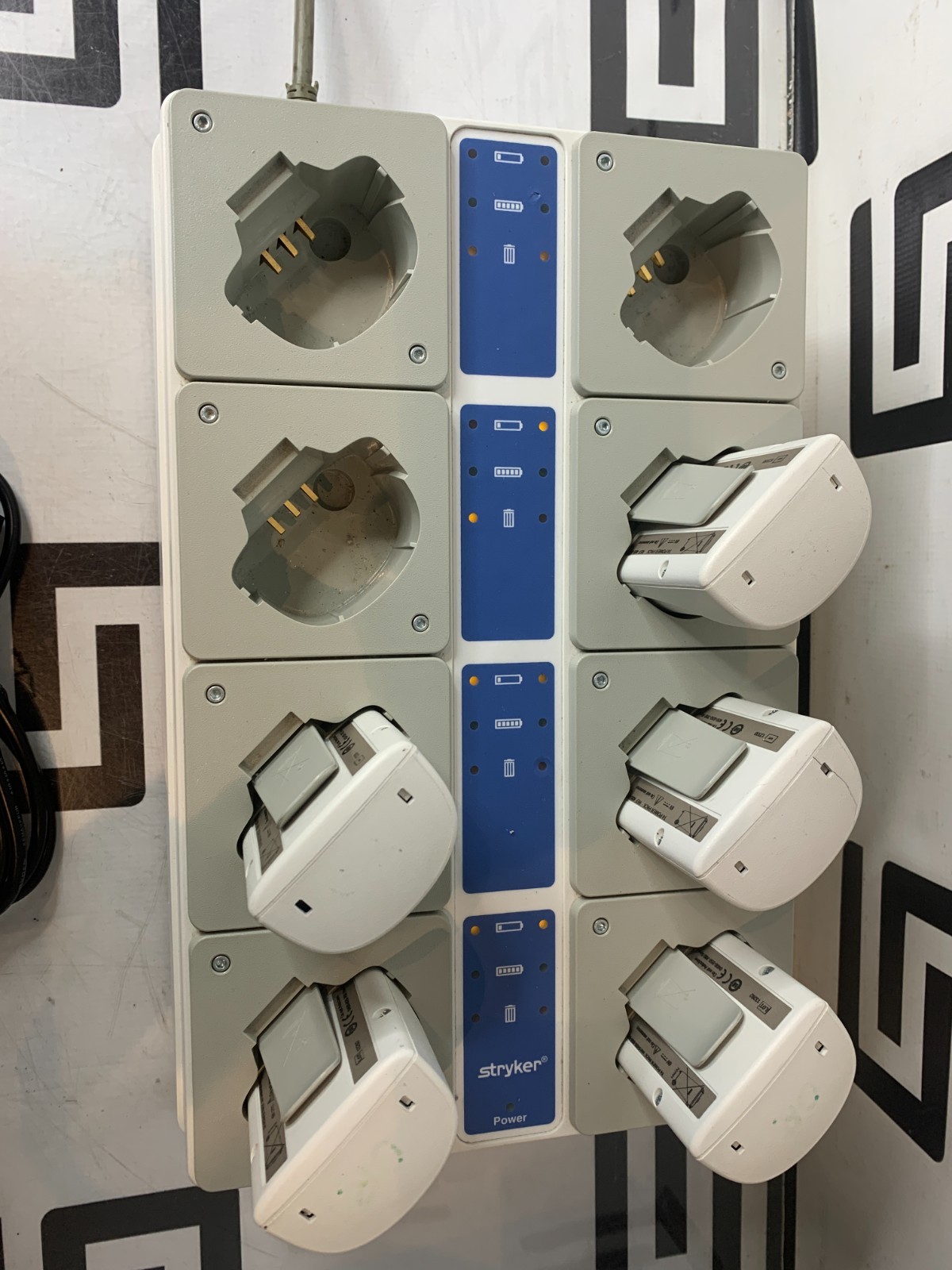 Used STRYKER STERI-SHIELD 0400-655-000 T4 EIGHT STATION BATTERY CHARGER & 5 400-650 B