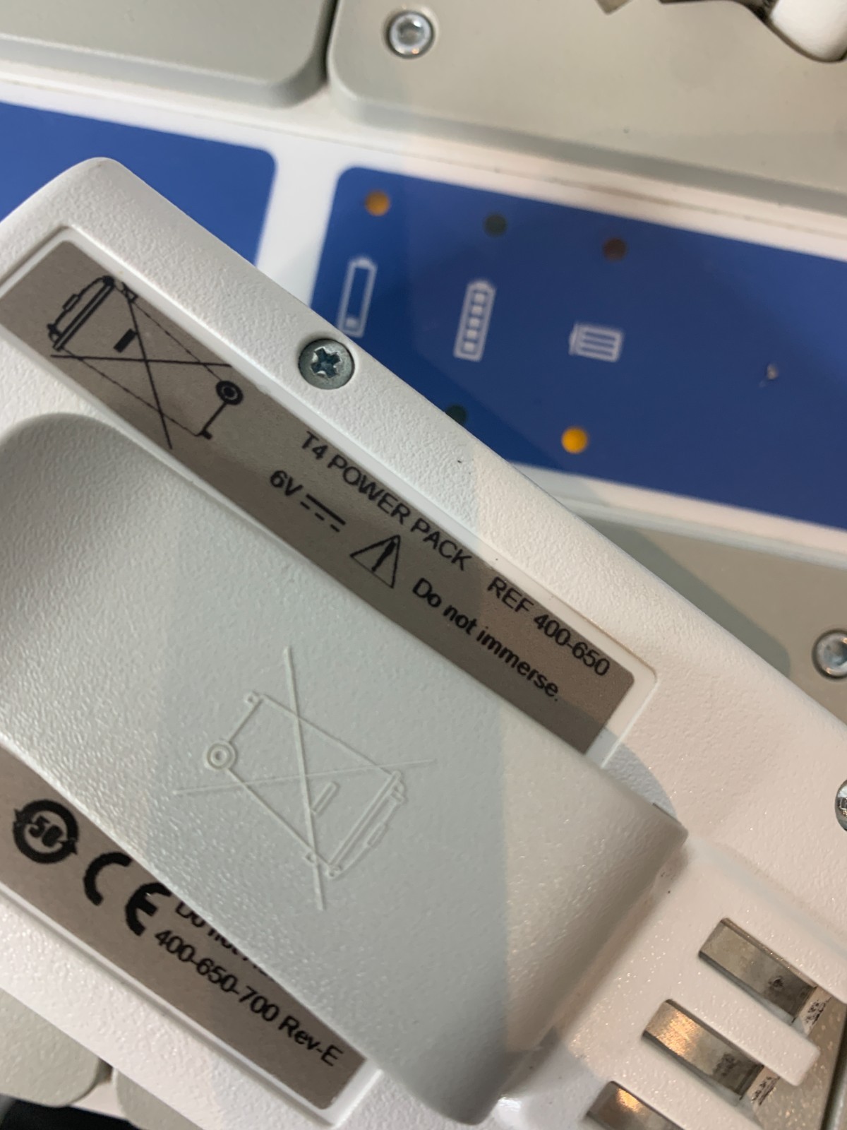 Used STRYKER STERI-SHIELD 0400-655-000 T4 EIGHT STATION BATTERY CHARGER & 5 400-650 B