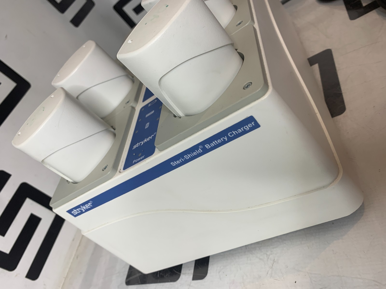 Used STRYKER STERI-SHIELD 0400-655-000 T4 EIGHT STATION BATTERY CHARGER & 5 400-650 B