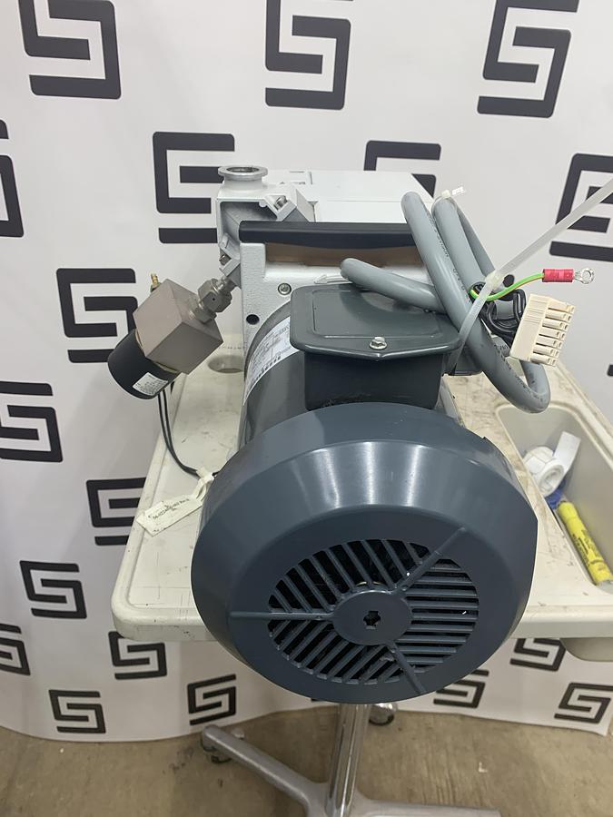 Used TRIVAC D16B Leybold Rotary Vane Vacuum Pump & Manual