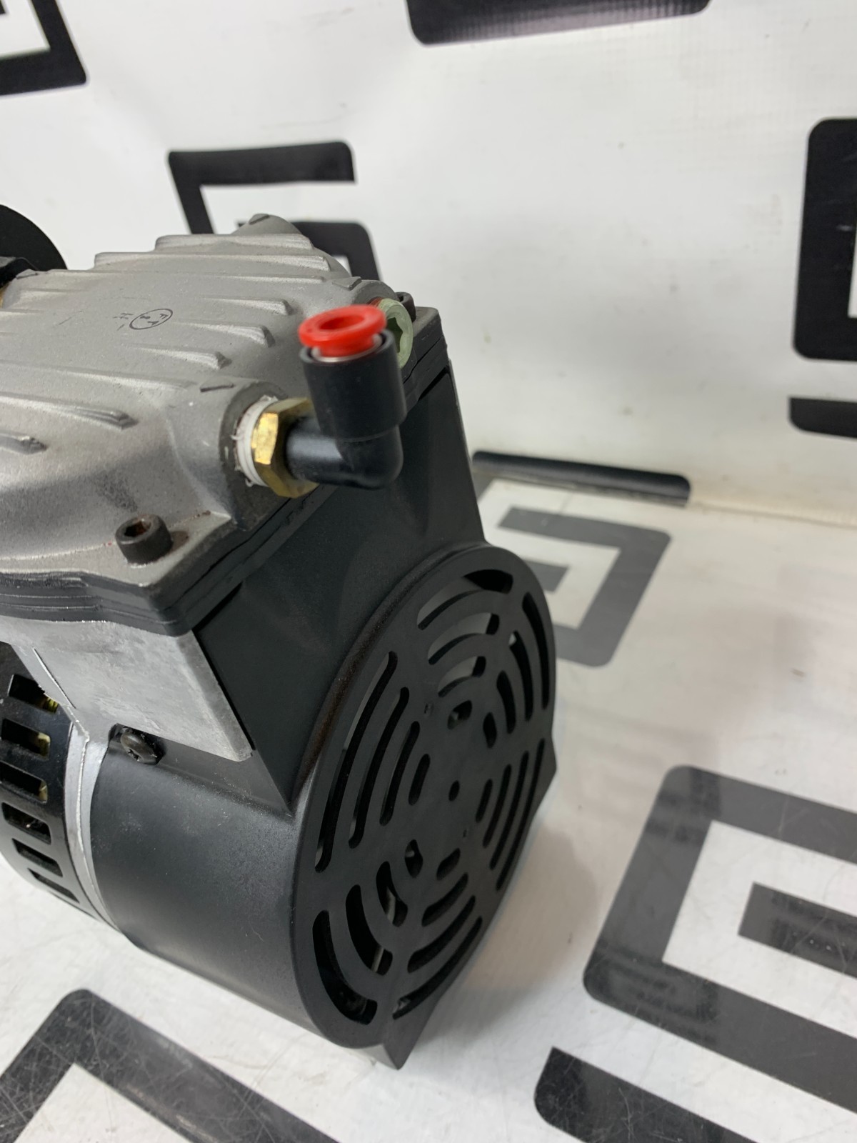 Used GAST 74R130-P101D-H203X Vacuum Piston Pump FASCO 185B1 7185-0229 1/4HP 100PSIG