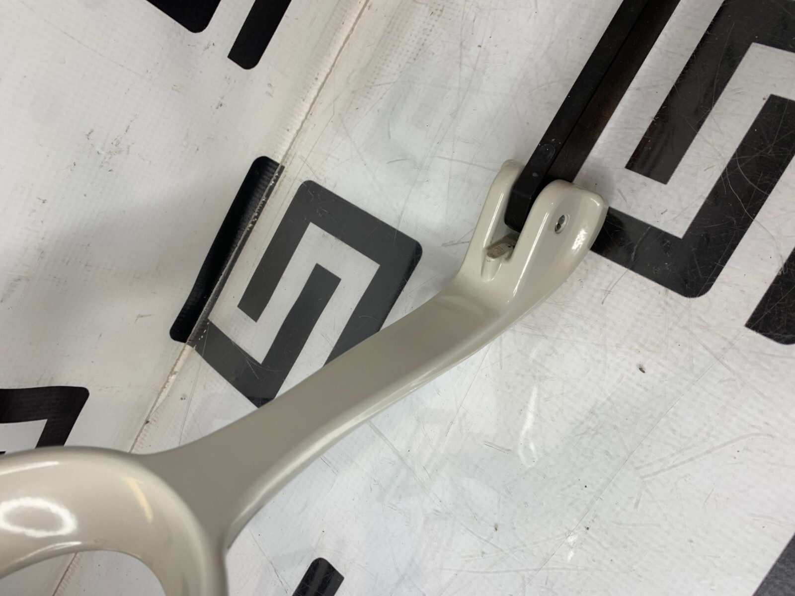 Used Midmark 625 Stirrup Assembly 029-2951-06 Ritter White Quantity 1