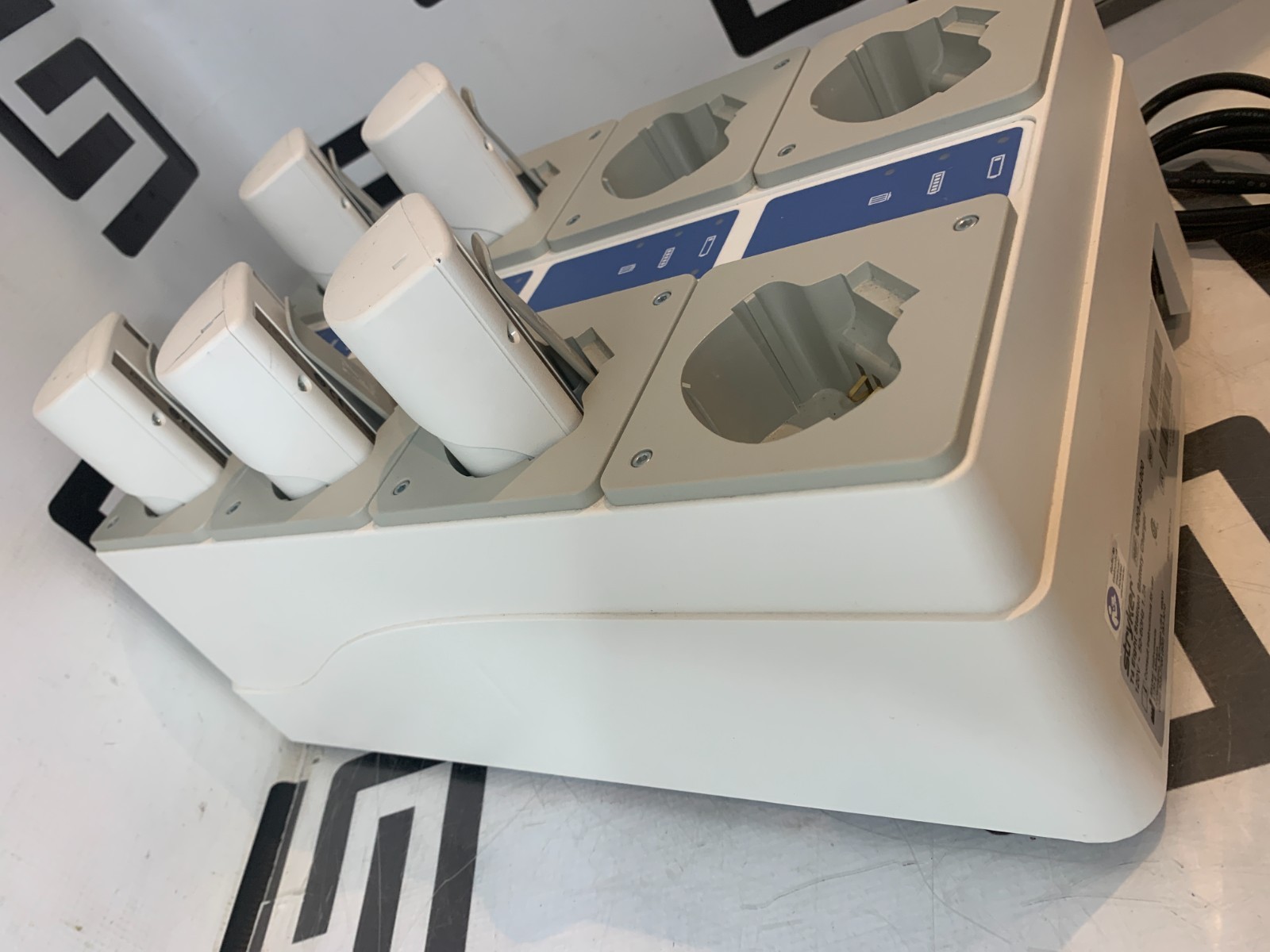 Used STRYKER STERI-SHIELD 0400-655-000 T4 EIGHT STATION BATTERY CHARGER & 5 400-650 B