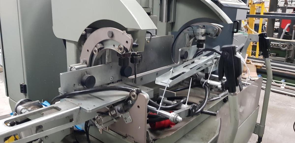 Używane CENTRUM OBRÓBCZE DO ALUMINIUM EMMEGI MICROMATIC ROK 2005