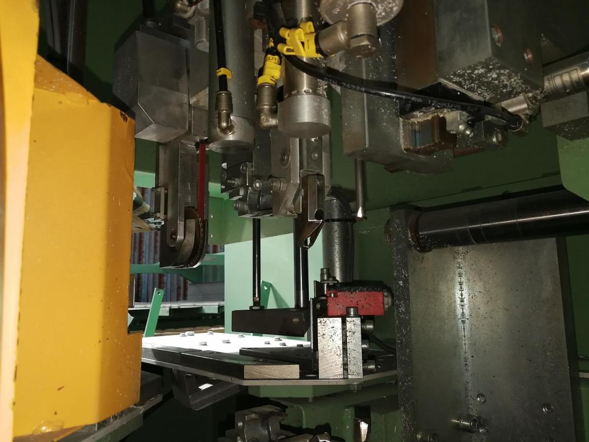 Używane OCZYSZCZARKA AUTOMATYCZNA CNC URBAN SV 310 ROK 2006