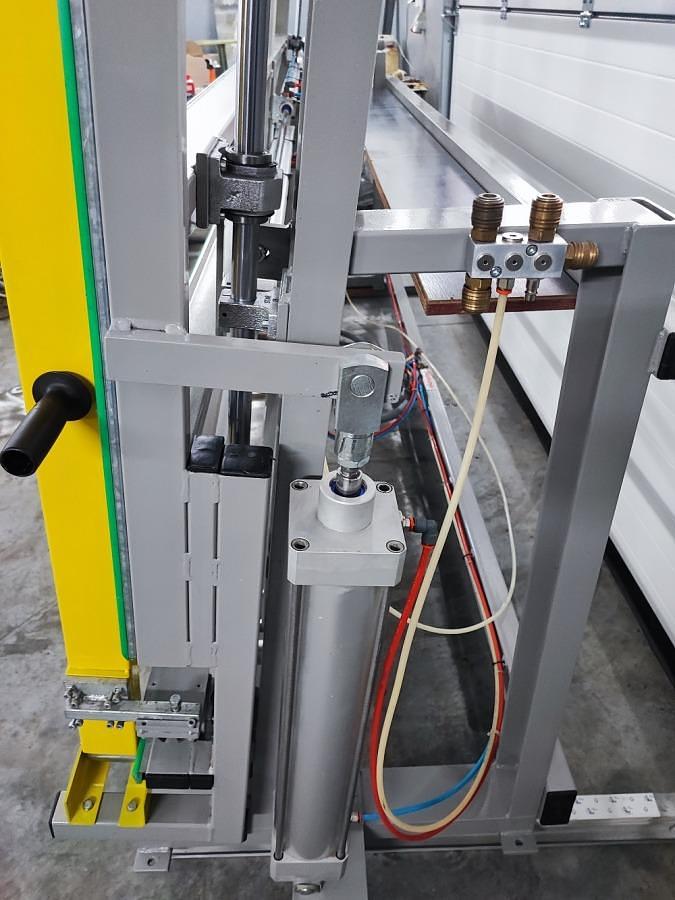 Używane PRASA DO KONTROLI I SZKLENIA ELUMATEC VE 3000 / FENSTERTECHNIK