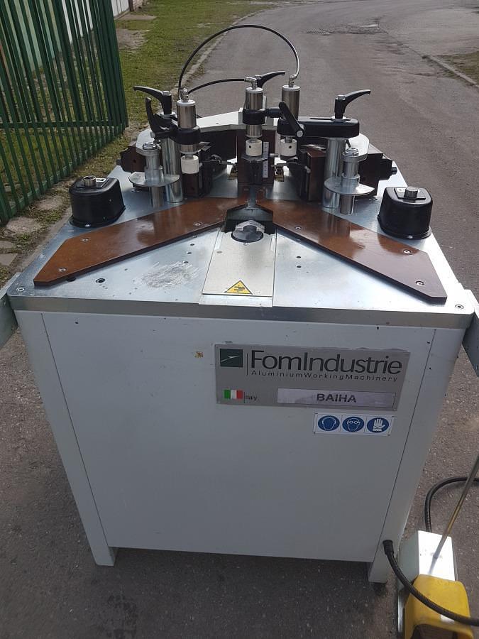 Używane ZAGNIATARKA / ZACISKARKA DO NAROŻY FOM INDUSTRIE BAIHA ROK 2009