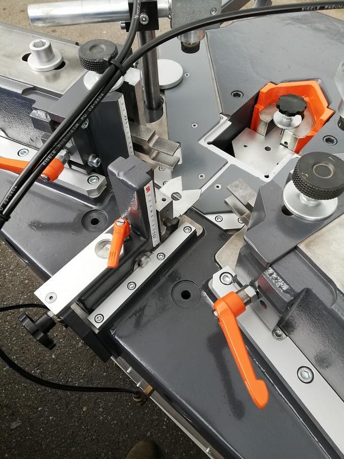 Used ELUMATEC CORNER CRIMPING MACHINE EP 124