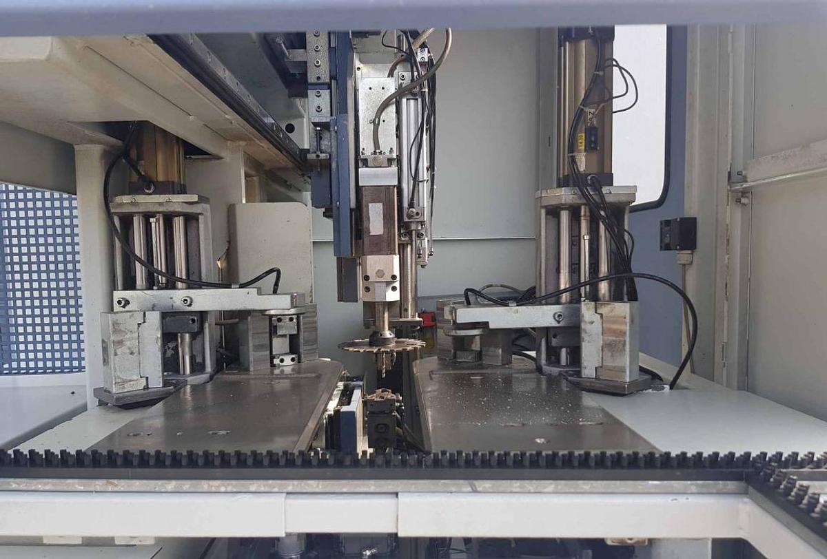 Used CNC CORNER CLEANING MACHINE ROTOX EPA 179 YEAR 2003.