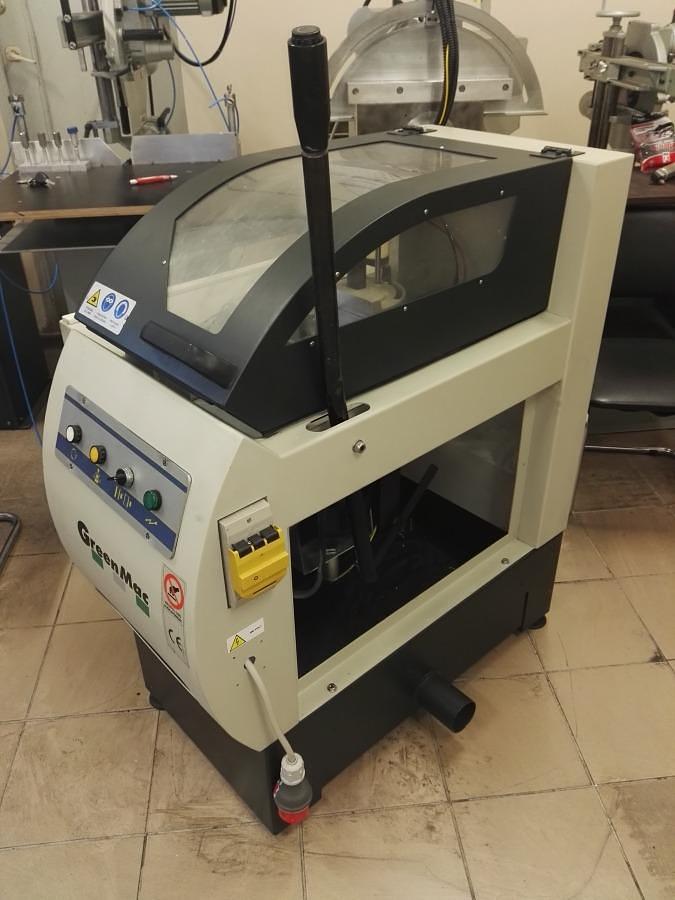 Used POLE MILLING MACHINE GREEN MAC IT 250 YEAR 2000