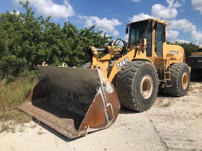 Used 2000 DEERE 744H