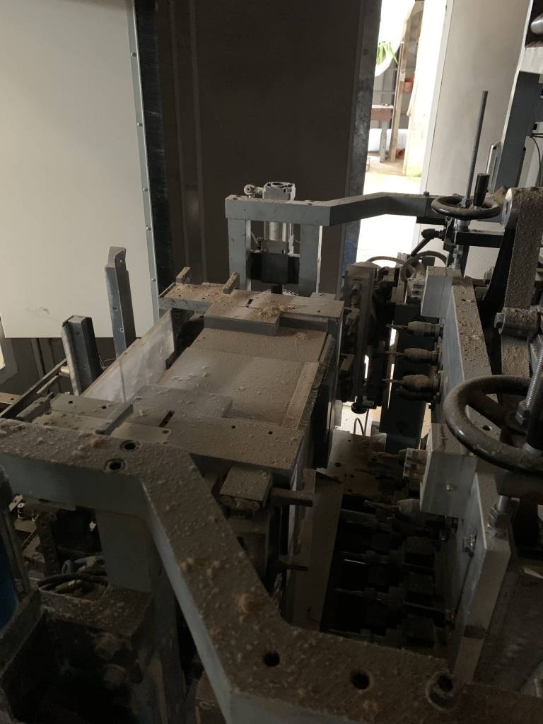 Ricondizionato Mortasatrice automatica Comec, con caricatore, per elementi di lettini per bambini