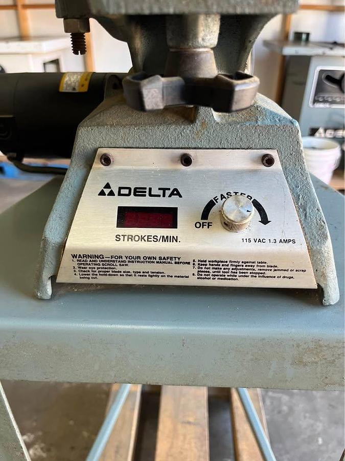 Used Delta 40-601 Scroll Saw with Stand & Work Light