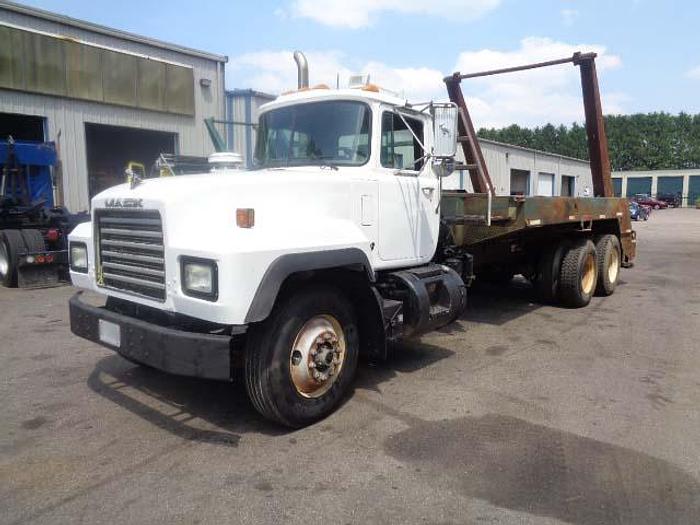 Used 2000 Mack RD690S- Stock #: 8627