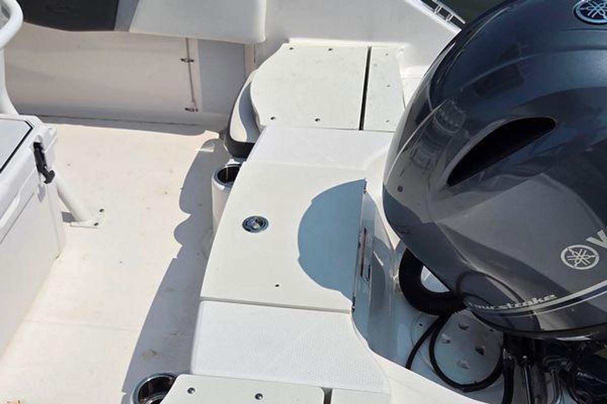 Used 2025 18' Robalo R180 Center Console