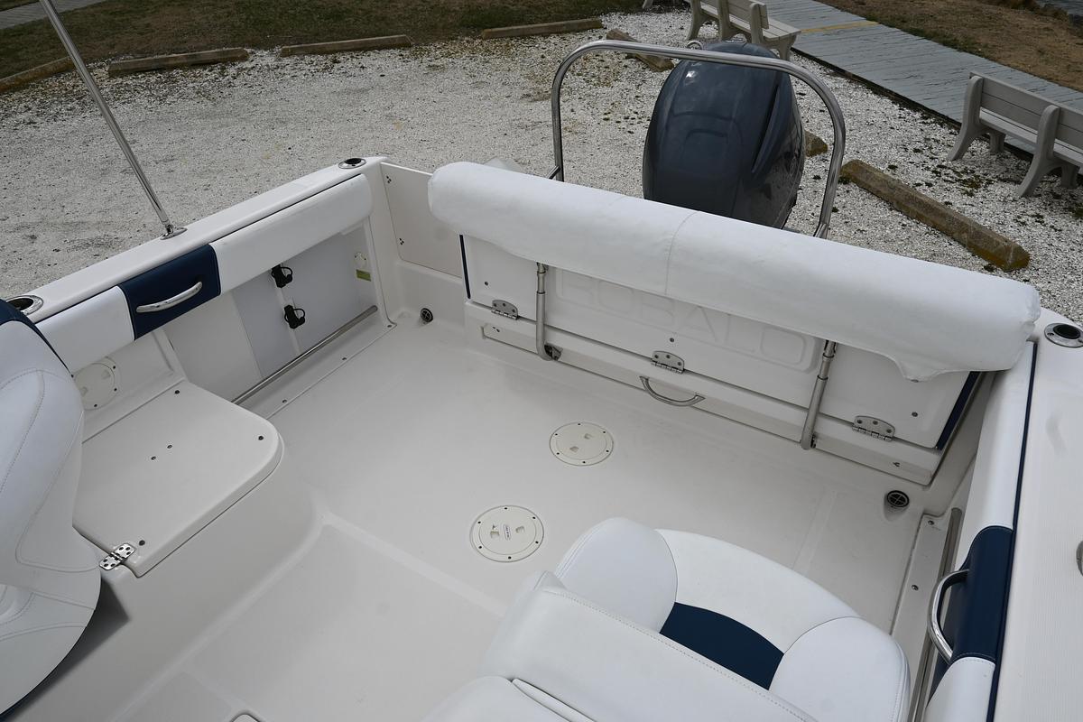 Used 2018 Robalo R227 Dual Console | 22ft
