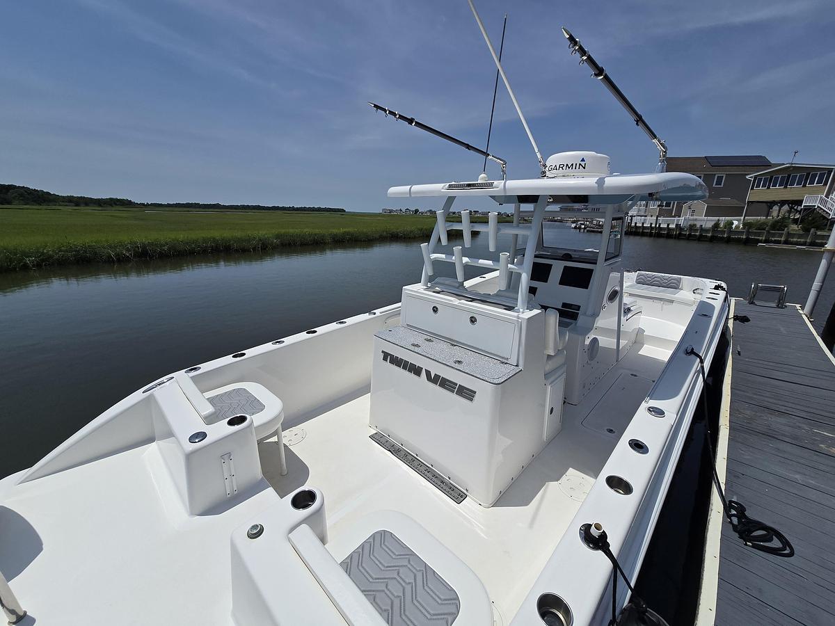 Used 2021 28' Twin Vee 280 GFX CC