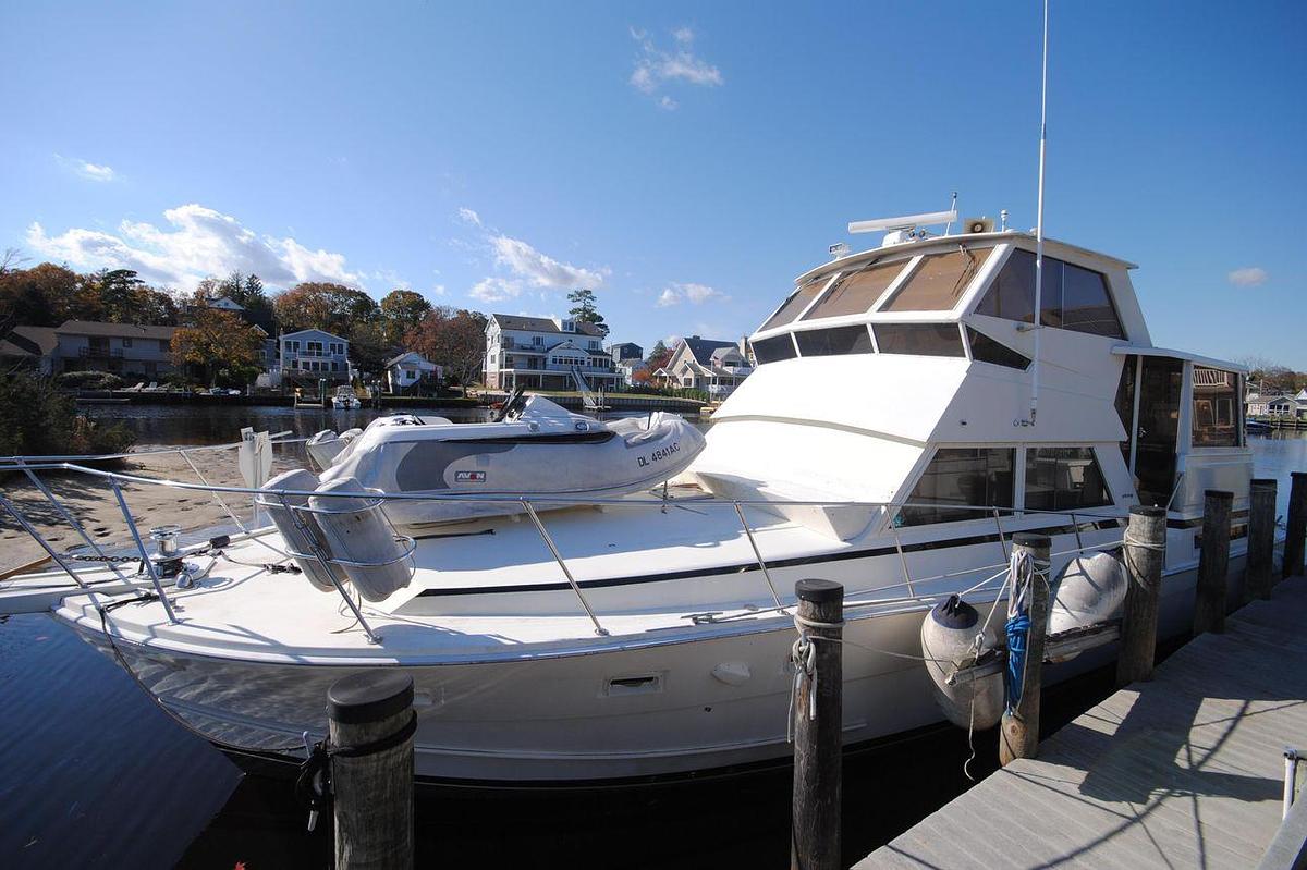 Used 1986 Viking 50 Motor Yacht } 50ft