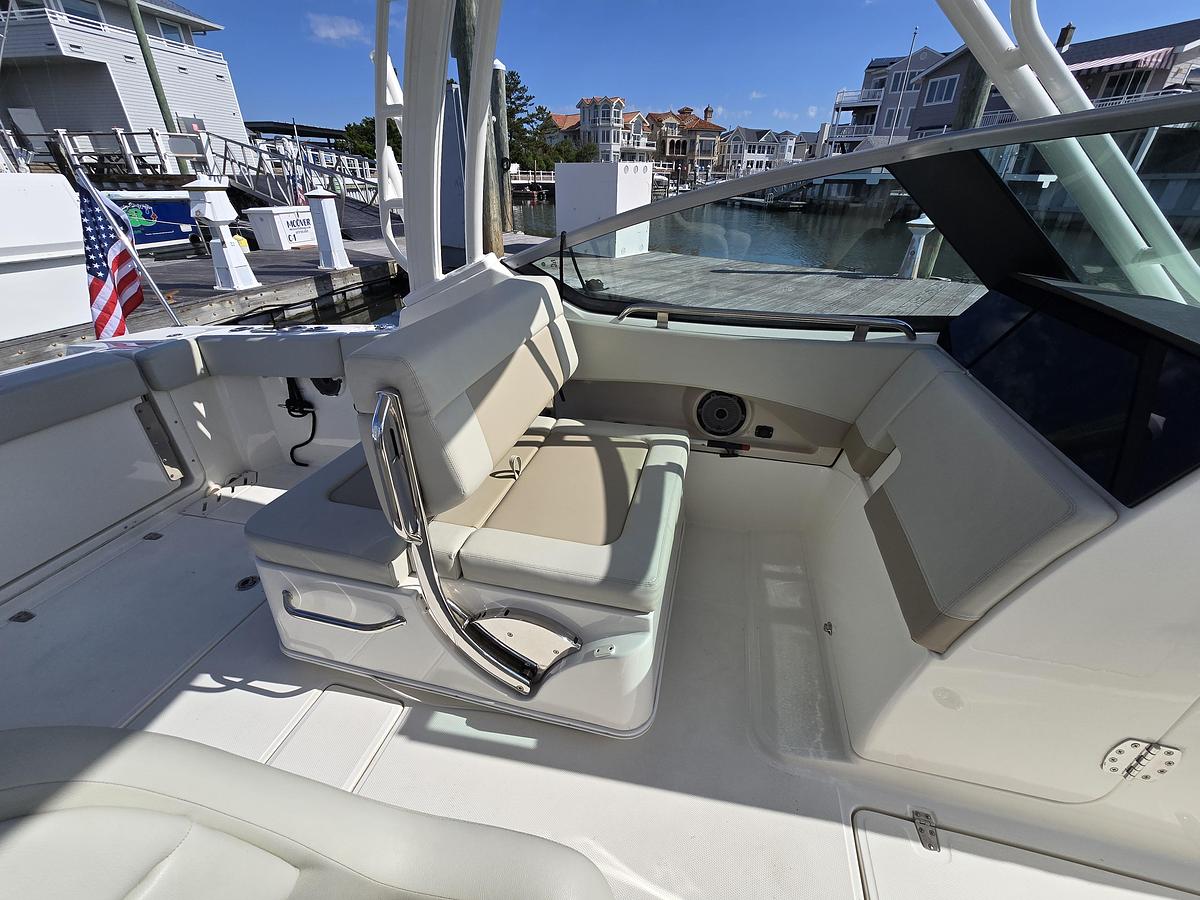 Used 2022 Boston Whaler 240 Vantage | 24ft