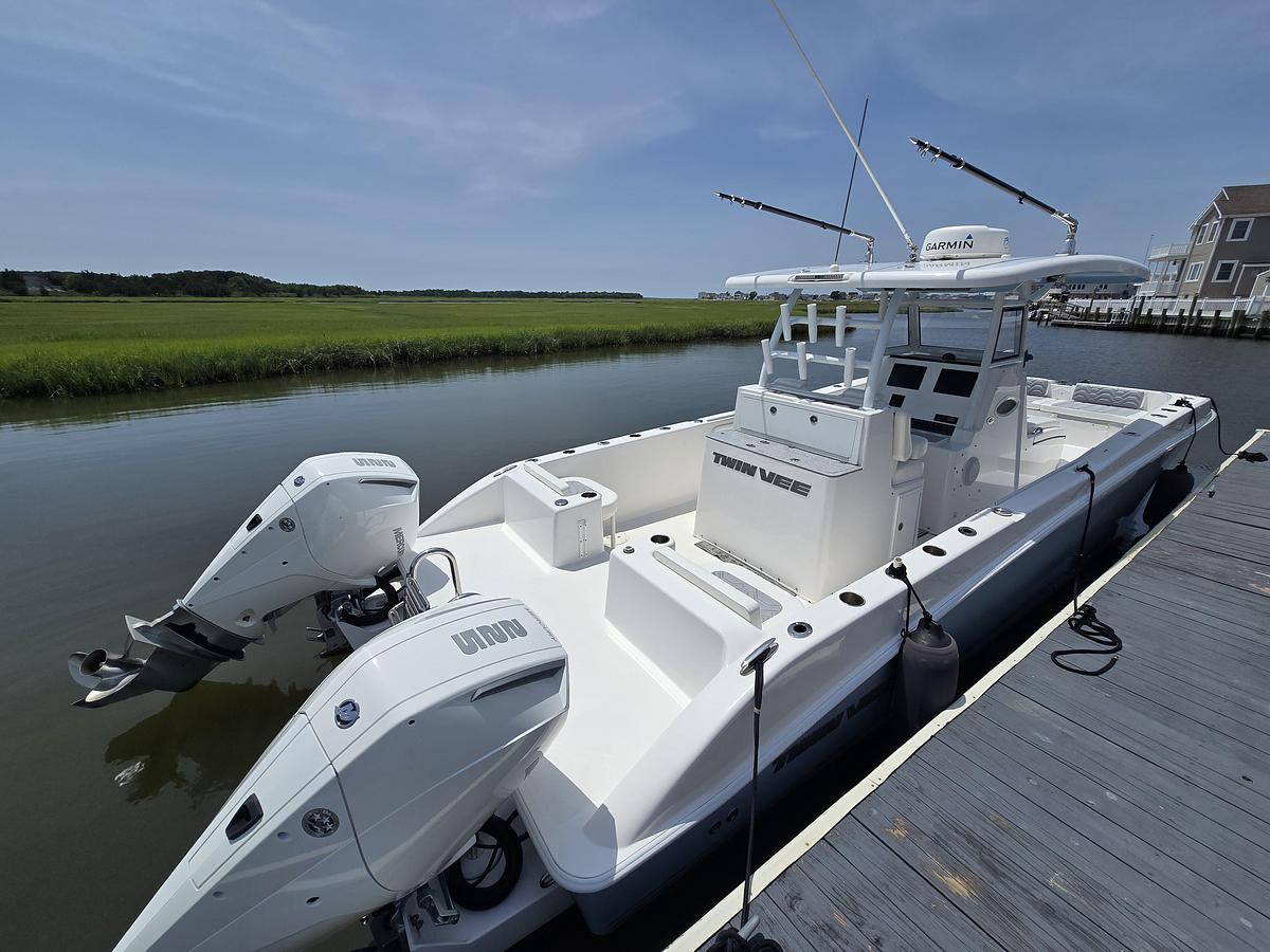 Used 2021 28' Twin Vee 280 GFX CC