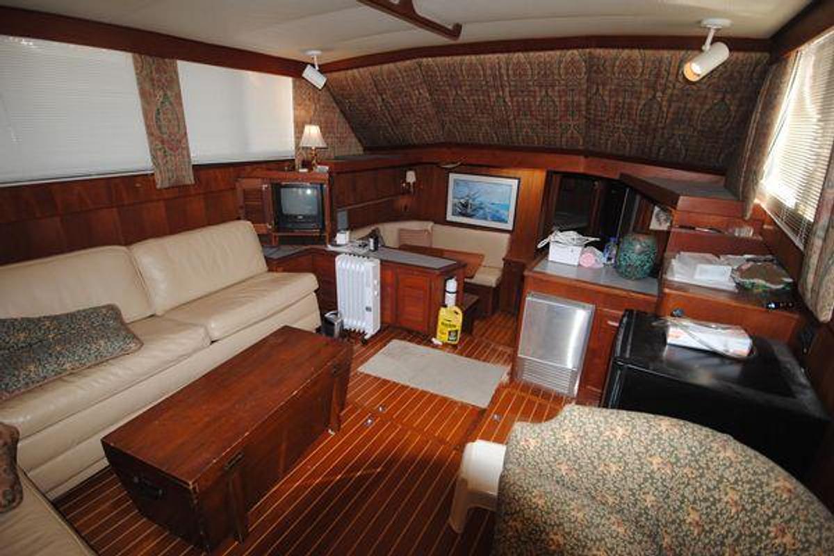 Used 1986 Viking 50 Motor Yacht } 50ft