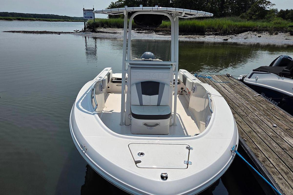 Used 2025 18' Robalo R180 Center Console