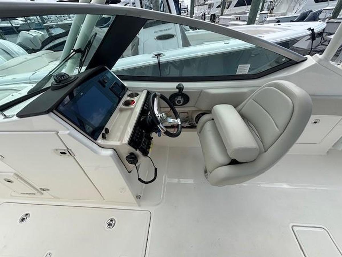 Used 2022 Boston Whaler 240 Vantage | 24ft