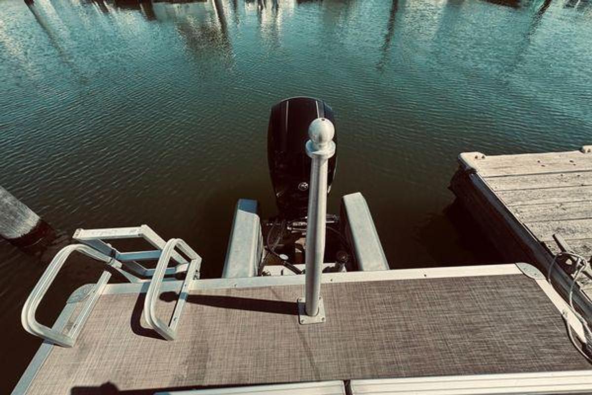 Used 2017 Sun Tracker Party Barge 22 DLX | 22ft