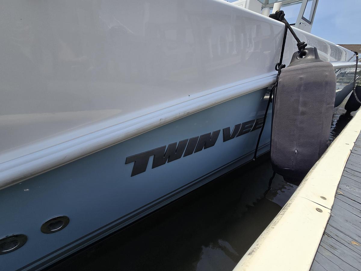 Used 2021 28' Twin Vee 280 GFX CC