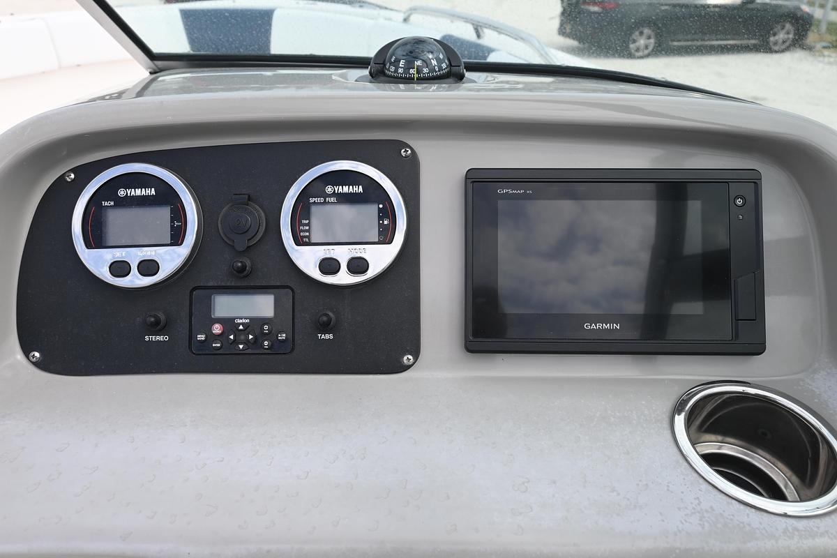 Used 2018 Robalo R227 Dual Console | 22ft