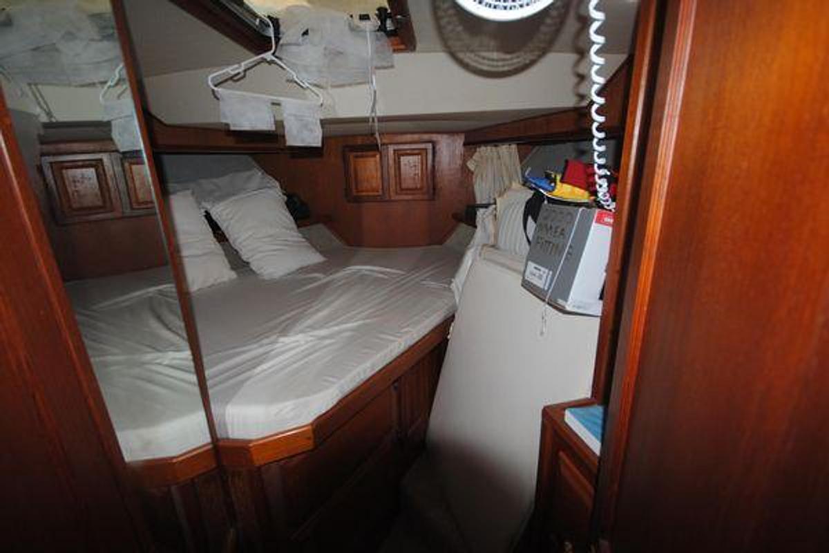 Used 1986 Viking 50 Motor Yacht } 50ft