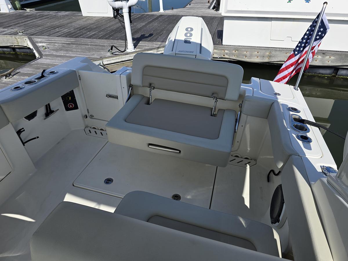Used 2022 Boston Whaler 240 Vantage | 24ft