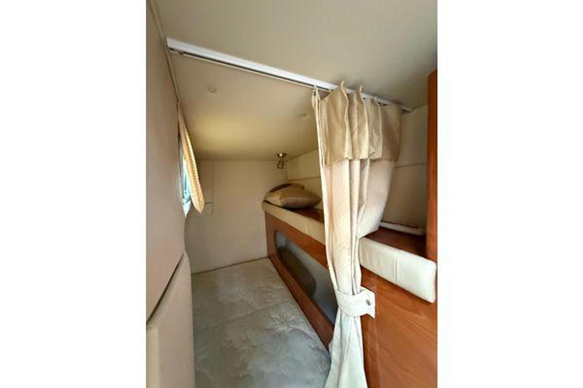 Used 2005 Larson Cabrio 290 | 29ft
