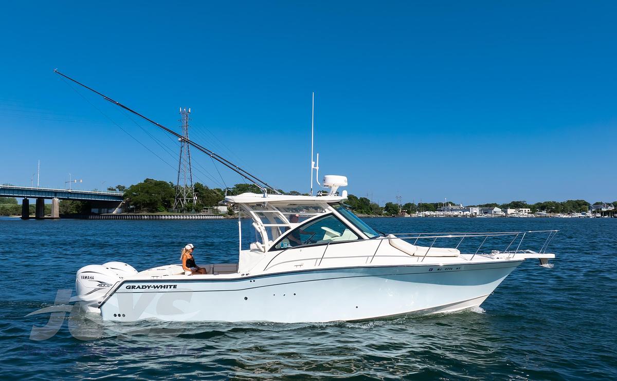 Used 2022 33' Grady-White 330 Express | 33ft