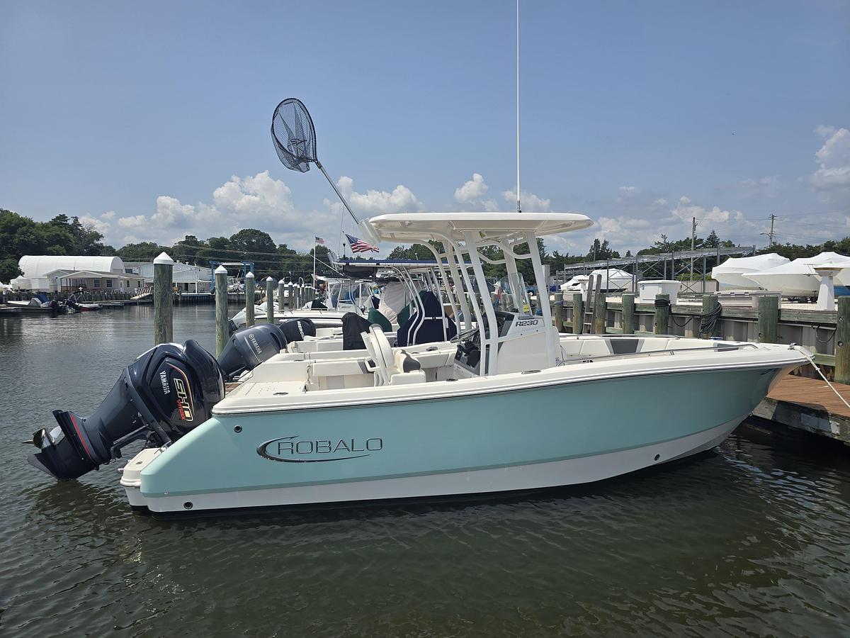 Used 2022 23' Robalo R232 Center Console | 23ft