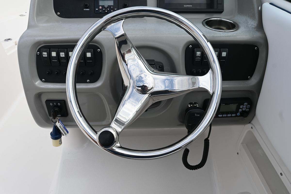 Used 2018 Robalo R227 Dual Console | 22ft