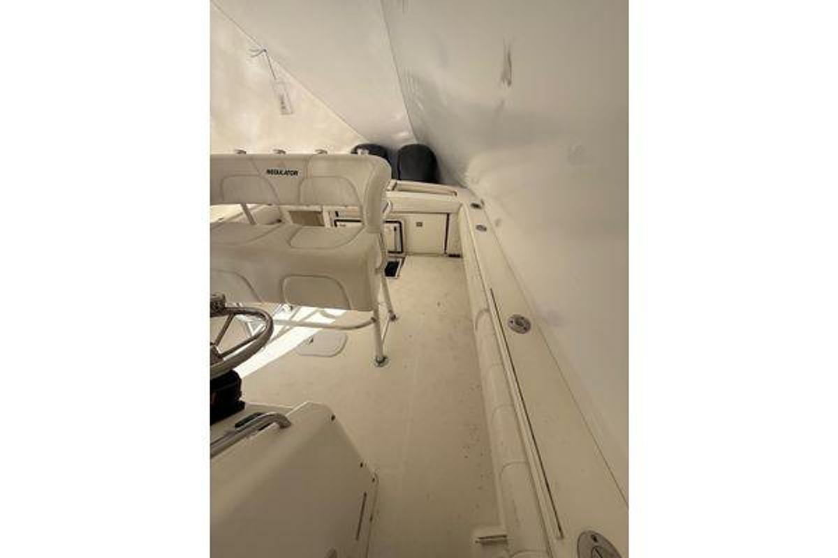 Used 2015 Regulator 28 Forward Seating | 28ft