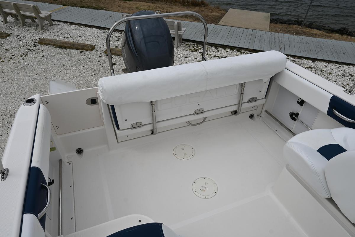 Used 2018 Robalo R227 Dual Console | 22ft