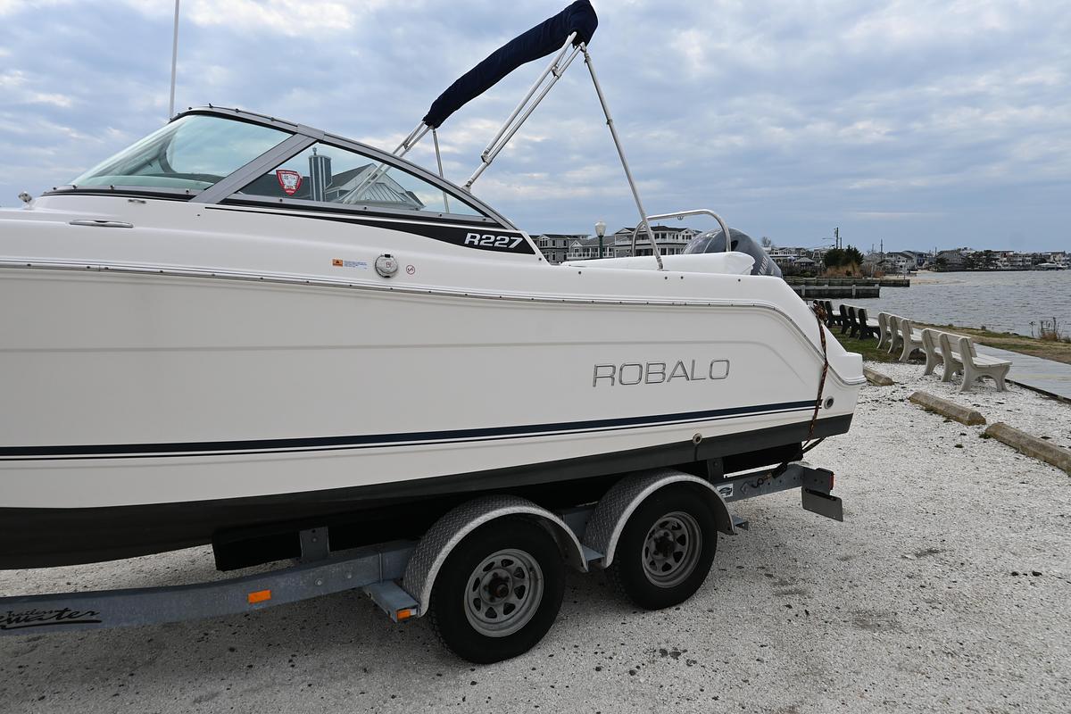 Used 2018 Robalo R227 Dual Console | 22ft