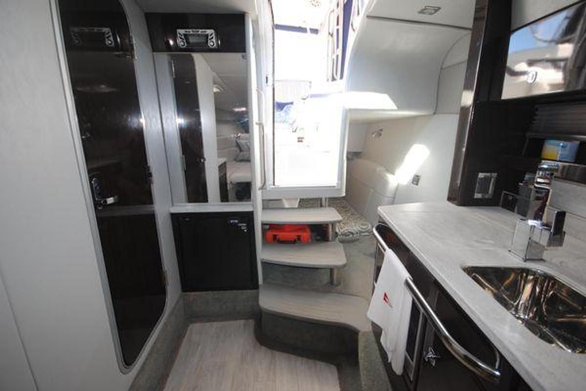 Used 2017 Formula 370 Super Sport } 37ft