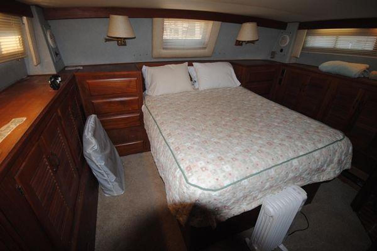 Used 1986 Viking 50 Motor Yacht } 50ft