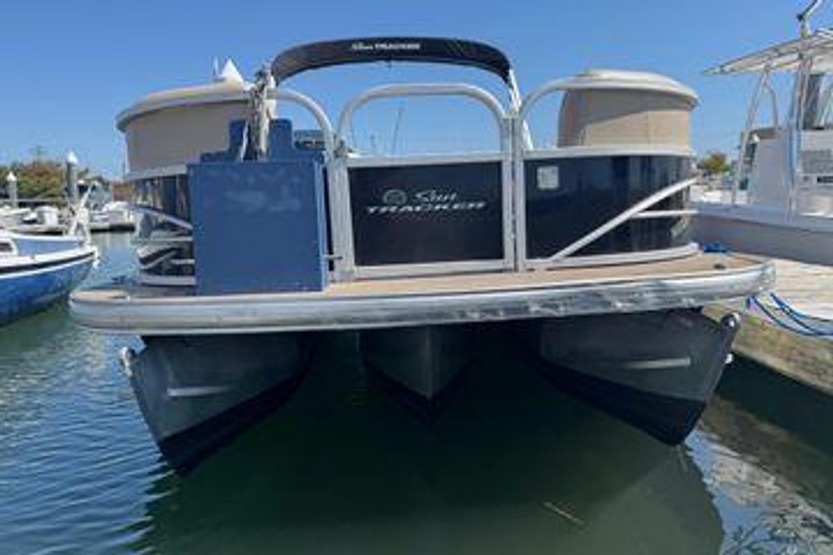 Used 2017 Sun Tracker Party Barge 22 DLX | 22ft