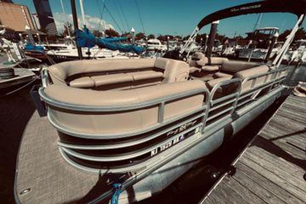 Used 2017 Sun Tracker Party Barge 22 DLX | 22ft