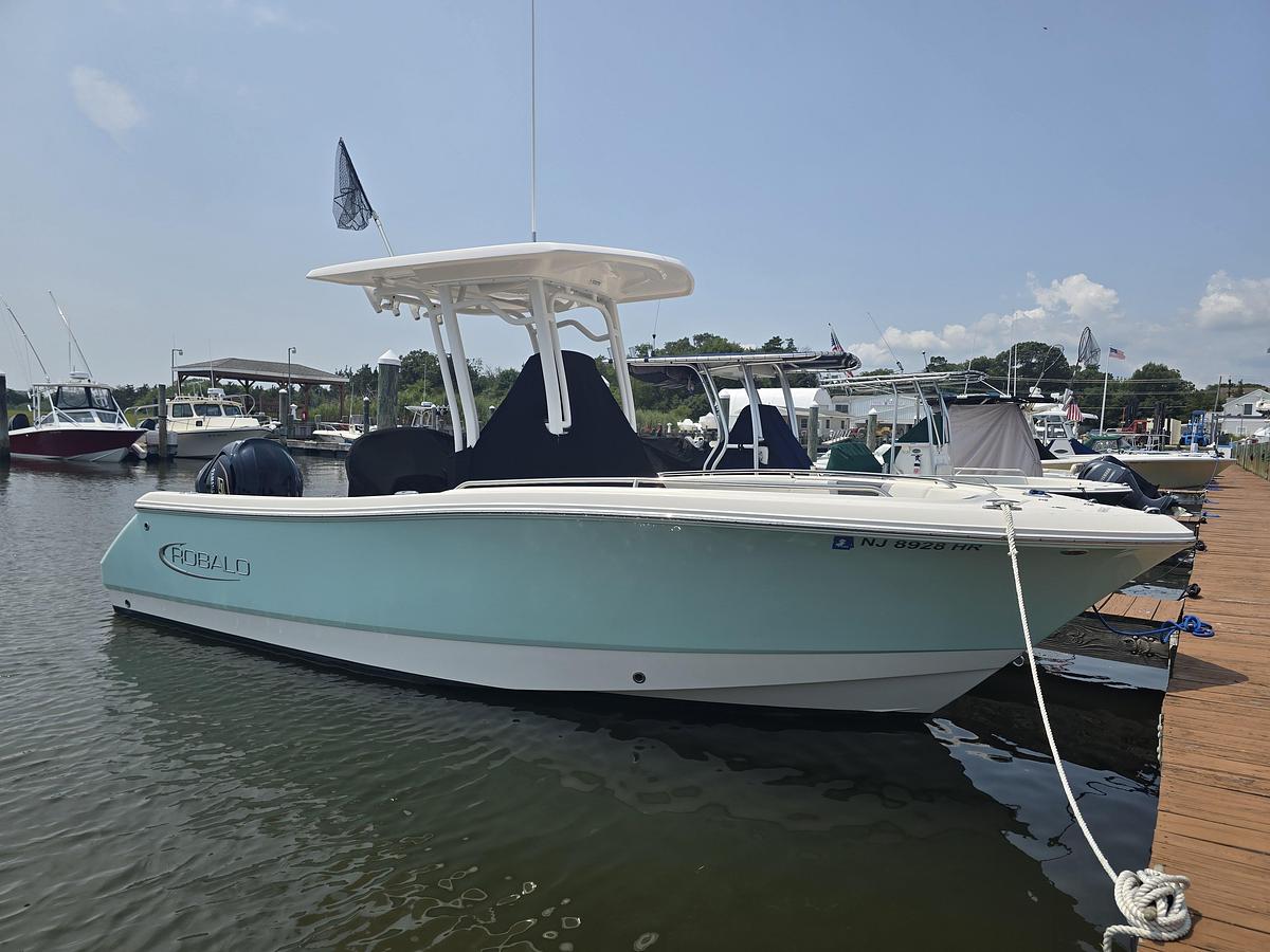 Used 2022 23' Robalo R232 Center Console | 23ft