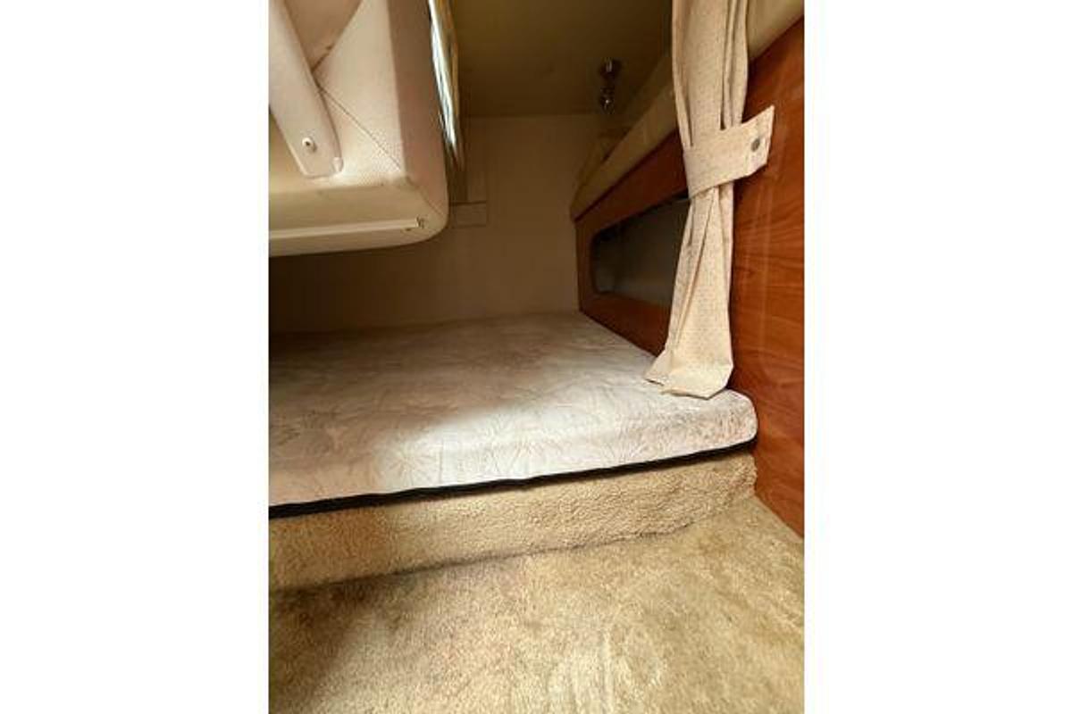 Used 2005 Larson Cabrio 290 | 29ft