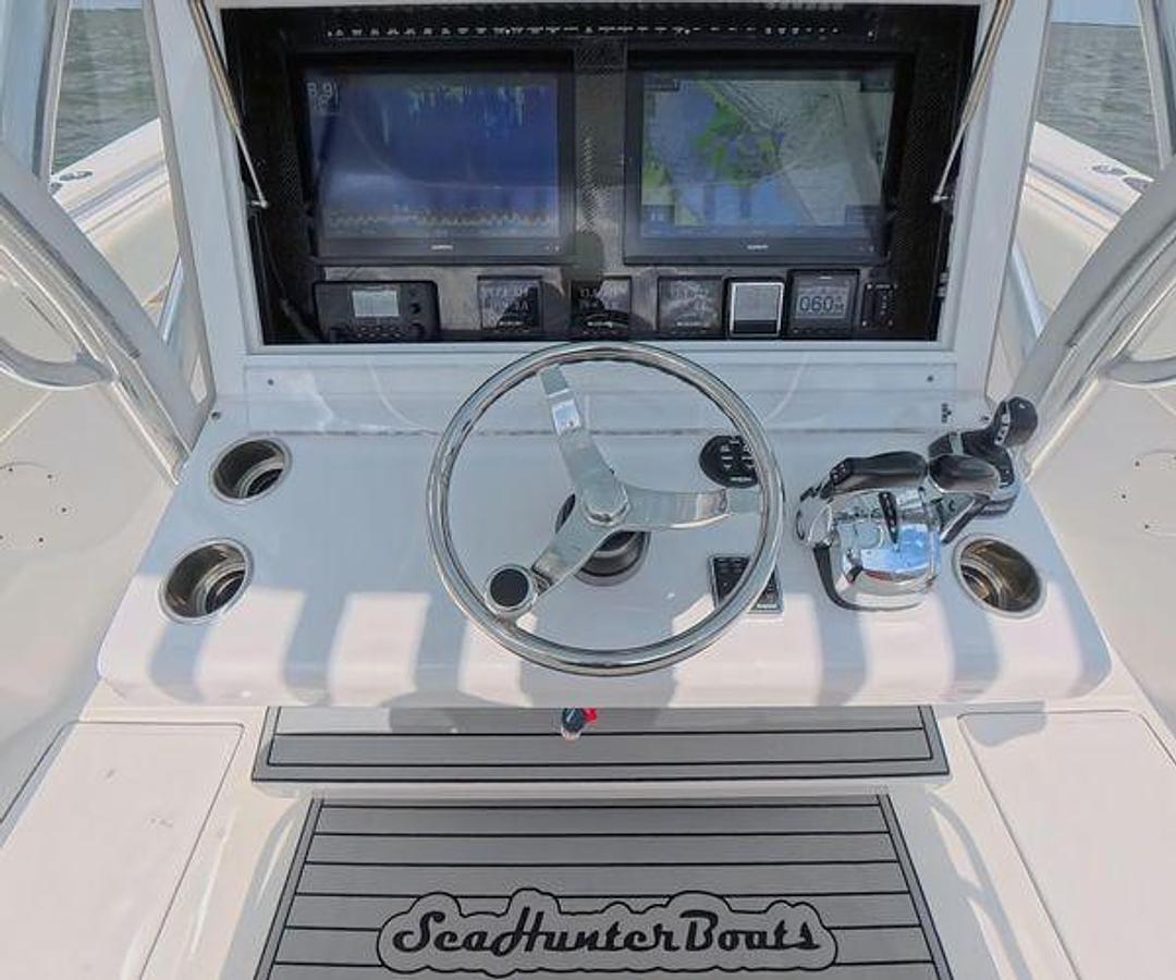 Used 2019 SeaHunter 33 Tournament | 33ft