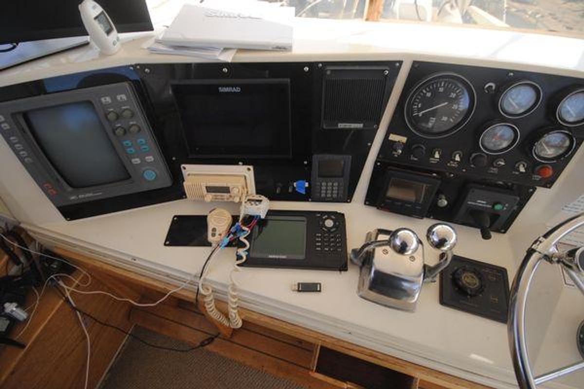 Used 1986 Viking 50 Motor Yacht } 50ft